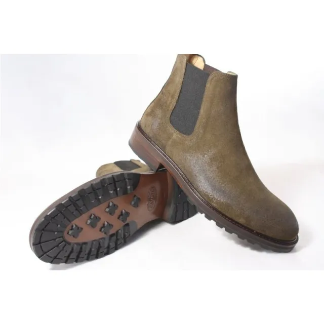 Camplin Cadogan boots gekleed