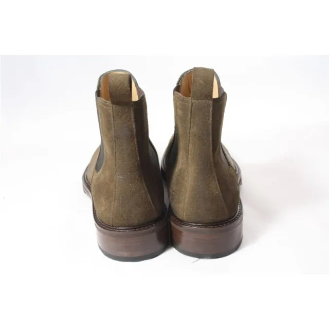 Camplin Cadogan boots gekleed